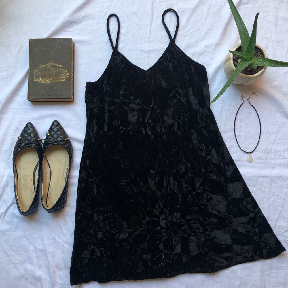 ✨LAST CHANCE✨ Angie Black Velvet Midi